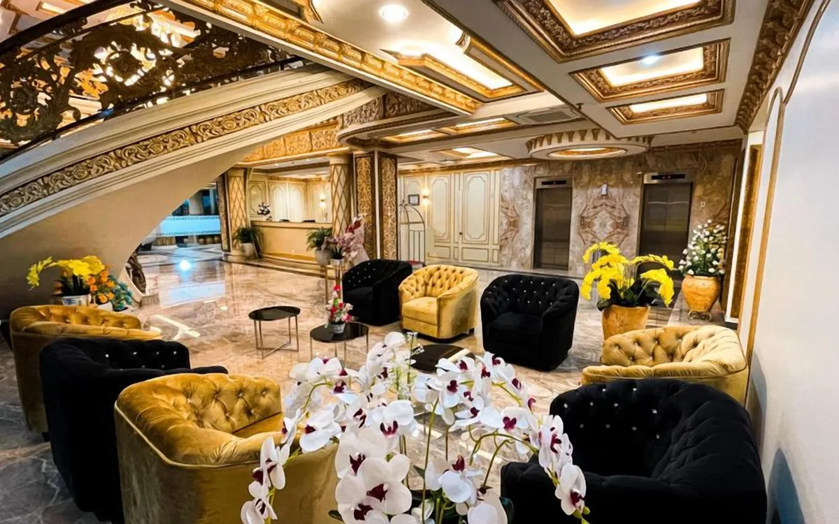 Lobi Atiyan Hotel Syariah dengan tangga berukir dan ruang duduk