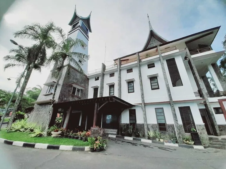 Bangunan Campago Resort Hotel dengan bumbung Minangkabau