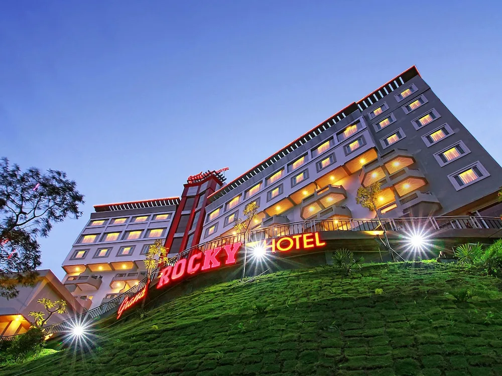 Bangunan Grand Rocky Hotel Bukittinggi pada waktu senja