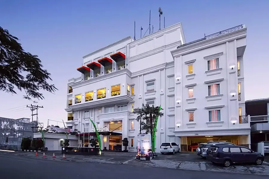 Bangunan HW Hotel Padang di tepi jalan