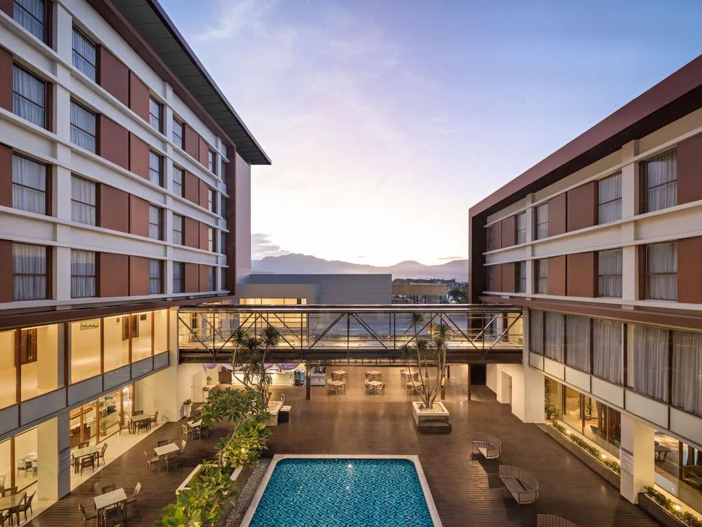 Halaman dan bangunan Mercure Padang