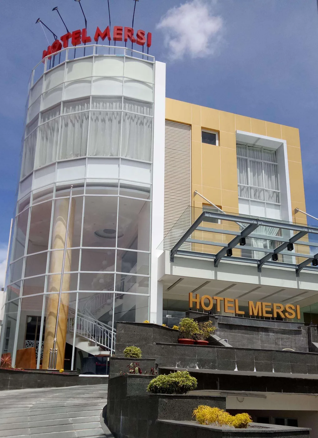 Bangunan Hotel Mersi Bukittinggi dengan menara kaca