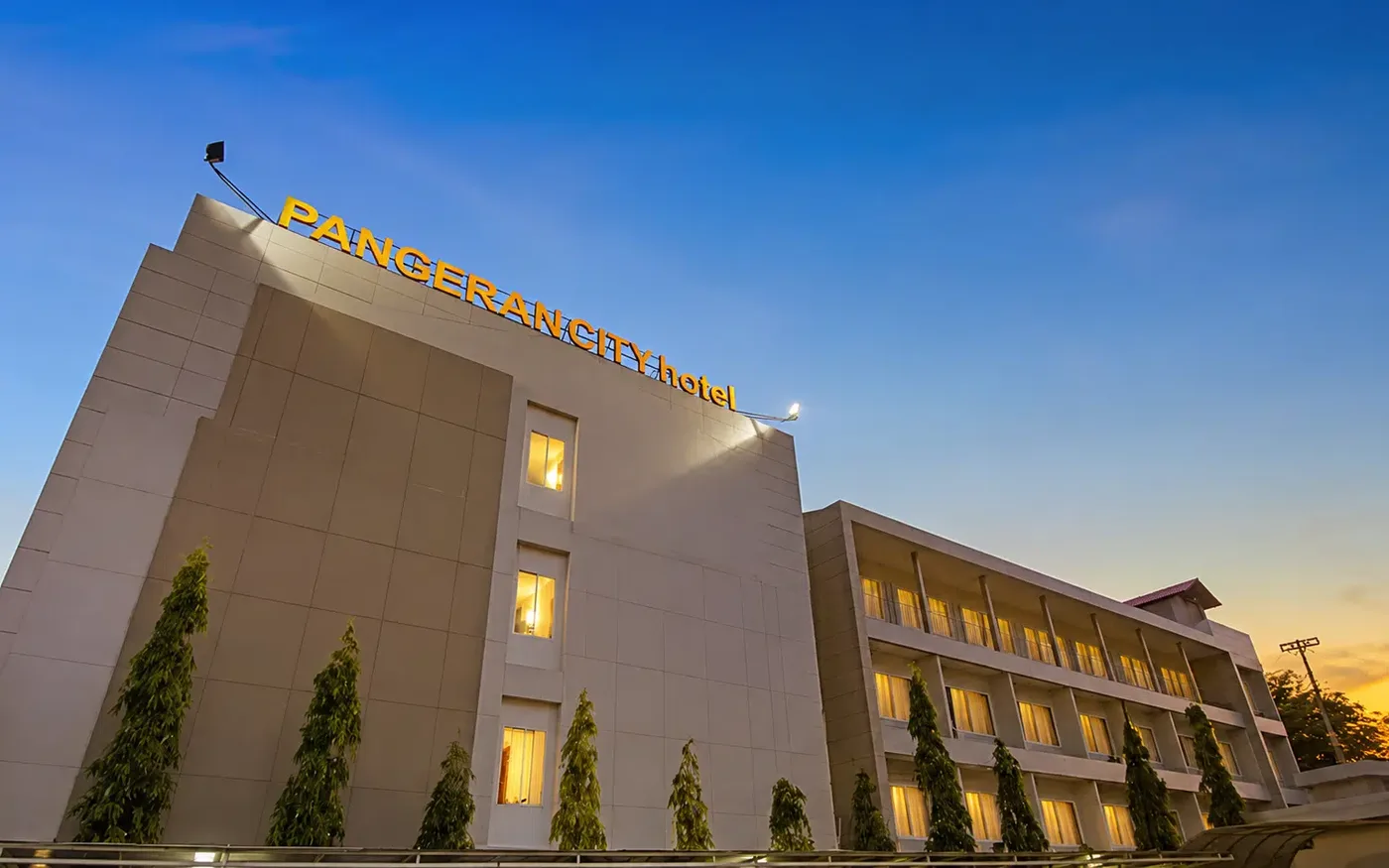 Bangunan Pangeran City Hotel pada waktu senja