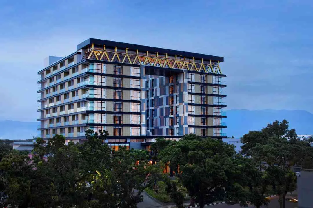 Bangunan Hotel Santika Premiere Padang pada waktu senja