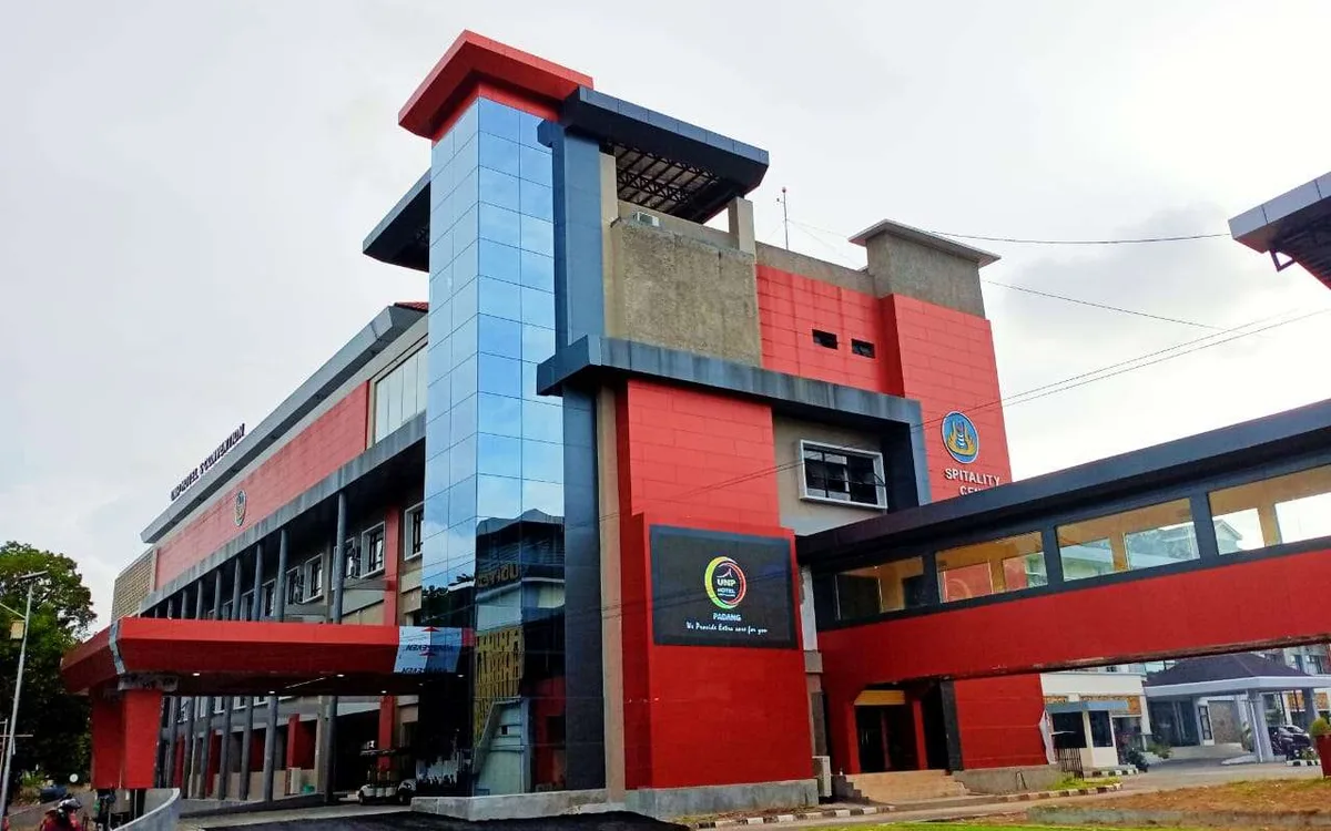 Bangunan merah dan kaca UNP Hotel & Convention di Padang